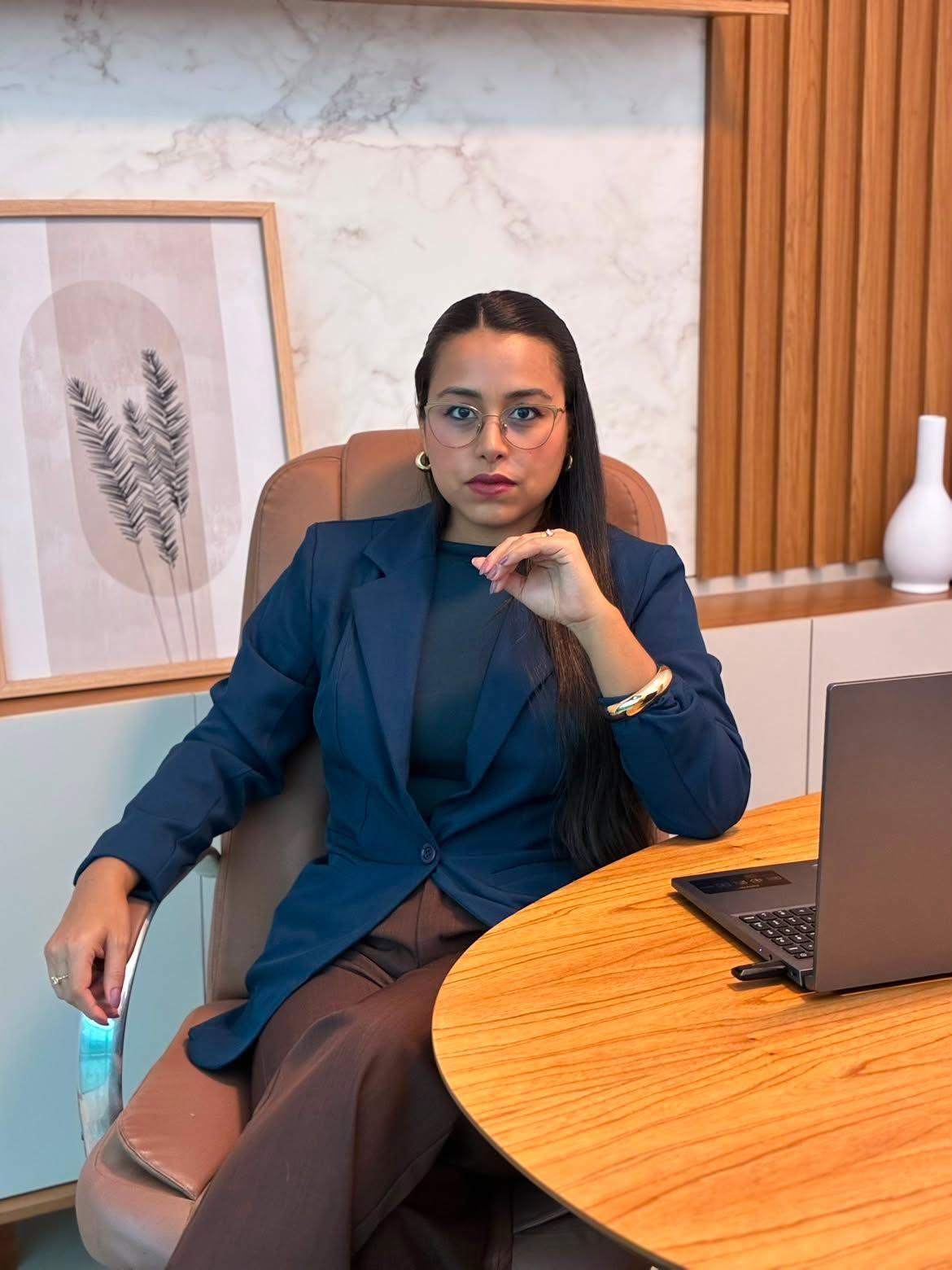 Dra. Lorrane Bittencourt em seu escritório